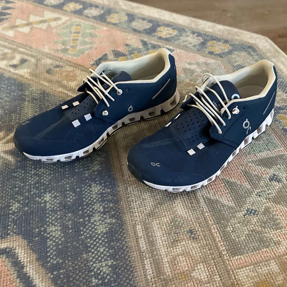 Women’s On Cloud walking sneakers